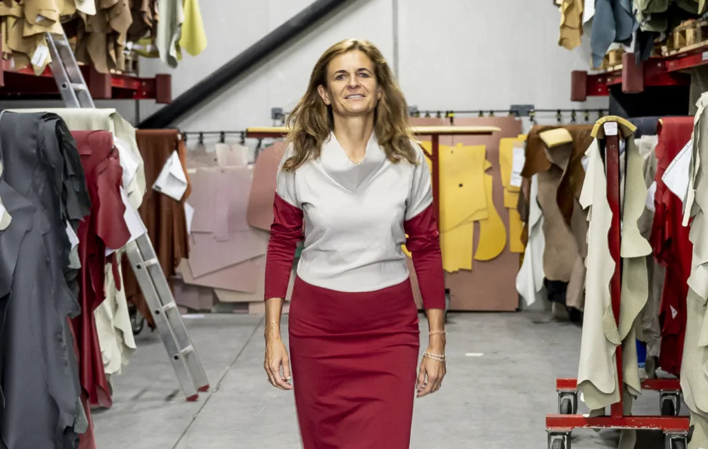 Monika Walser in der Ledermanufaktur von de Sede